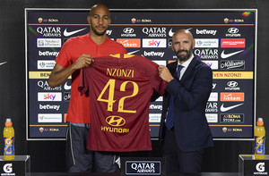 as-roma-il-nuovo-giocatore-steven-nzonzi-arriva-a-trigoria-12