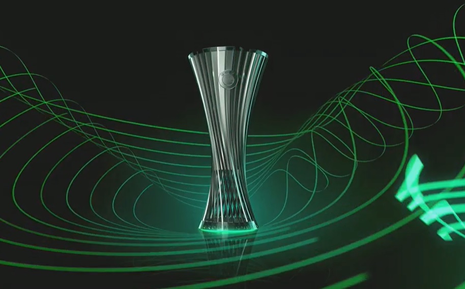 FOTO L'Uefa presenta il trofeo della Conference League. Avrà lo