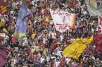 VIDEO – L’Olimpico esplode al grido di ‘Roma, Roma, Roma’ prima del match con la Cremonese