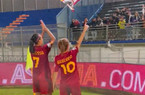 VIDEO – Femminile, Giugliano e Andressa cantano “Forza Roma alé” con i tifosi dopo il Wolfsburg