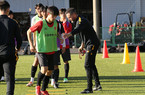 FOTO – Lo staff della Roma allena l’Under 18 del Nagoya Grampus. Al termine della seduta l’incontro con Spinazzola