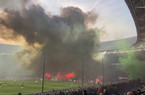Feyenoord-Ajax: prima il fumo in curva, poi il sangue di Klaassen per un accendino lanciato dagli spalti. Match sospeso due volte (VIDEO)