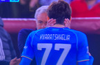 Roma-Napoli, scintille tra Kvaratskhelia e Mourinho dopo un fallo. Il tecnico: “Basta, rispetto!”. Poi il chiarimento e l’abbraccio (FOTO e VIDEO)