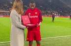 https://laroma24.it//wp-content/uploads/2024/02/SMALLTHUMB-WhatsApp-Image-2024-02-26-at-18.29.10.jpeg Roma-Torino: Ndicka premiato dalla CEO Souloukou per la vittoria in Coppa d’Africa (VIDEO)