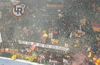 FOTO – Roma-Feyenoord, lo striscione della Sud in olandese dopo il successo ai rigori: “Il gelo può far incastrare la lama”