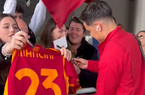 LIVE – Roma in partenza per Lecce: c’è Dybala, presenti anche Smalling e Sanches. Autografi e foto con i tifosi per la Joya, Paredes, Mancini e Lukaku (FOTO e VIDEO)
