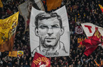 https://laroma24.it//wp-content/uploads/2024/03/SMALLTHUMB-roma-sassuolo-stendardo-taccola-curva-sud-1.jpg La Roma ricorda Giuliano Taccolo con 5 oggetti dell’Archivio Storico
