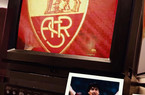 AS Roma, nuovo indizio sulla maglia speciale del derby: presente lo “Stemma della Tradizione” (FOTO e VIDEO)