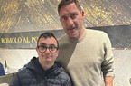Il sogno dell’atleta paralimpico Nanni diventa realtà: foto con Totti e maglia autografata (FOTO)