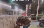 VIDEO – La famiglia di De Rossi torna dal Giappone, l’abbraccio emozionante con i figli all’aeroporto