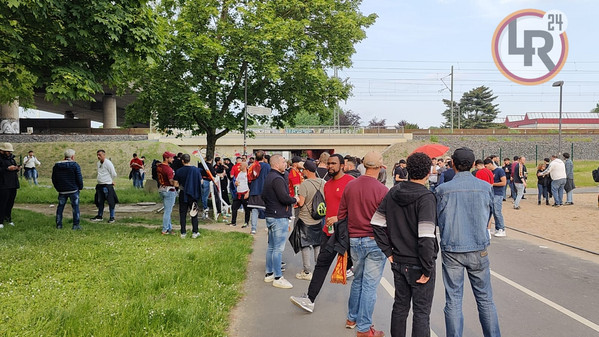 Bayer Leverkusen-Roma, giallorossi in clima partita: cori sui mezzi pubblici. Circa 300 tifosi al meeting point (FOTO e VIDEO)