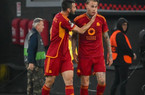 Instagram, Karsdorp e Abraham criticati dopo Roma-Bayer Leverkusen: i due giallorossi limitano i commenti sotto le proprie foto