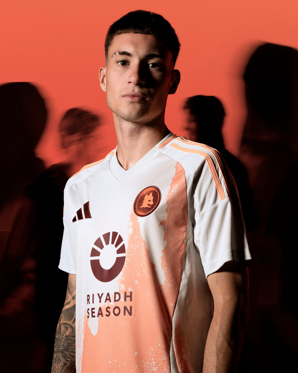 Instagram, Soulé presenta l'away kit della Roma: 