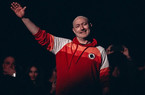 Paul Kalkbrenner e la passione per la Roma: il dj si esibisce a Bucarest indossando una felpa vintage giallorossa (FOTO e VIDEO)