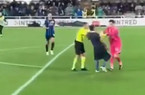 Atalanta-Roma, tifoso bergamasco invade il campo e deride Svilar: il portiere reagisce e lo spinge (VIDEO)