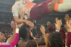 La Roma omaggia Hummels per il suo addio: i compagni lo portano in trionfo (VIDEO)