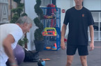 Sinner e l’allenamento ‘alternativo’ con lo staff al Roland Garros: sfida di palleggi e colpo di testa “alla Shomurodov” (VIDEO)
