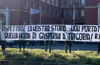 Tifosi contro Gasperini, lo striscione all’esterno dell’Olimpico: “Rispettate la nostra storia… non portatelo a Trigoria!” (FOTO)