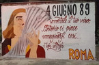 FOTO – I tifosi della Roma omaggiano De Falchi: ricolorati i murales davanti casa sua