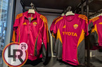 AS Roma Store a Termini: svelata la nuova linea allenamento (FOTO)