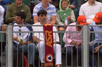 Wimbledon a tinte giallorosse: nel match Cobolli-Mensik spunta una sciarpa della Roma sugli spalti (FOTO)