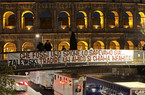 FOTO – Spunta uno striscione contro Zalewski al Colosseo: “Tradire un amico si chiama infamità”