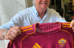 FOTO – Instagram, Falcao riceve la maglia della Roma in regalo. Il ringraziamento: “La storia non si cancella. Grazie”