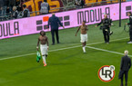 Sassuolo-Roma, Pellegrini show a fine partita: porta Dovbyk sotto la curva e costringe Bailey a lanciare la maglia (FOTO)