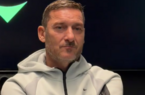 Totti: l’emozione dell’ex capitano di fronte agli scarpini indossati il giorno del suo addio al calcio (VIDEO)
