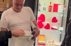 Mourinho e il regalo dei tifosi della Roma incontrati a Torino: “Torno? Non si sa mai…” (FOTO)