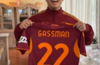 VIDEO – Sanremo giallorossa: la Roma regala materiale ufficiale a Leo Gassmann