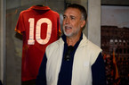 Batistuta torna a Trigoria dopo 23 anni: “Fa sempre piacere tornare dove si è stati bene. Contento di rivedere vecchi amici”