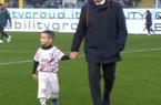 VIDEO – Gasperini e il bel gesto con il bambino prima di Genoa-Roma: “Tu entri con me”