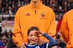 Roma-Lecce, Mancini mantiene la promessa fatta al piccolo Emanuele: i due entrano in campo insieme prima del match. Il difensore: “Ti voglio un mondo di bene” (VIDEO)