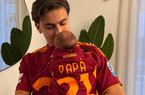 FOTO – Instagram, Dybala in attesa di Roma-Bologna da casa con la piccola Gia: maglie giallorosse e “Forza Roma”