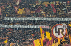 Roma-Juventus, lo striscione della Curva Sud: “Voi in campo e noi sugli spalti, siamo la coreografia più bella… Uniti nonostante tutto e tutti” (FOTO)