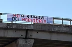 FOTO – Spunta lo striscione in città: “No ai rinnovi dei mediocri”