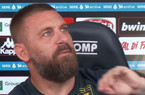 VIDEO – De Rossi e l’ospite inatteso che irrompe in conferenza stampa: “Hai un ape gigante in testa”