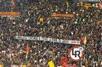 Roma-Pisa, lo striscione della Sud: “Navigammo su fragili vascelli per affrontare del mondo la burrasca”. L’Olimpico saluta Cherubini (FOTO)