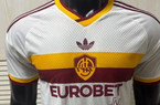 Roma: la nuova maglia già esposta in alcuni store (FOTO)