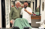 FOTO – Gasperini e lo scatto con il barbiere: nuovo look per il mister