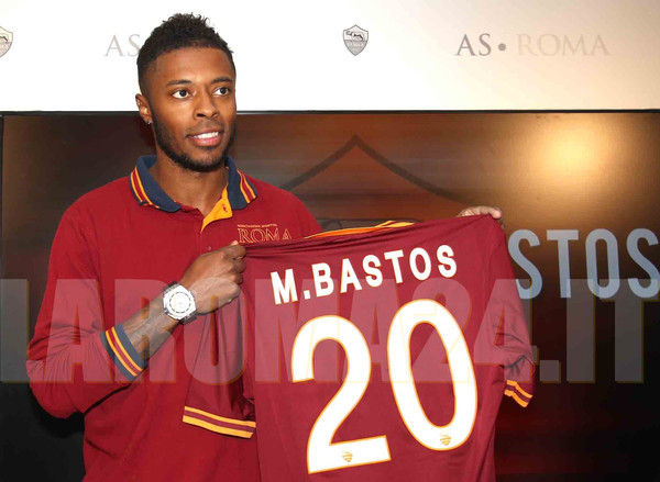 bastos-maglia-alla-presentazione-foto-gino