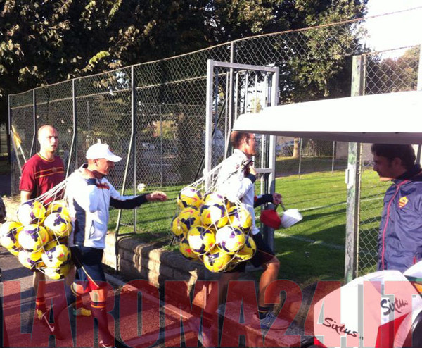 braldey_andreazzoli_palloni_ingresso_in_campo_trigoria_081113