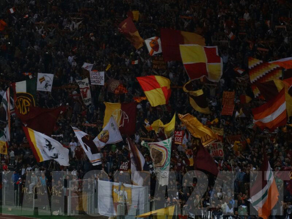 curva_sud_bandiere_roma_chievo311013_ottima