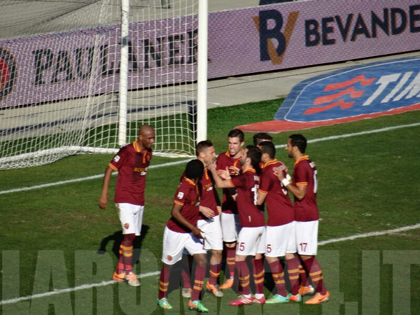 gruppo_abbraccia_totti_dopo_rigore_verona_roma