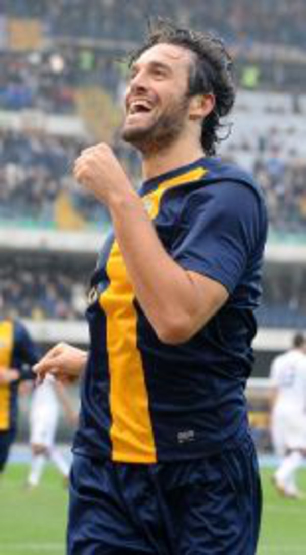 toni-esulta-maglia-verona