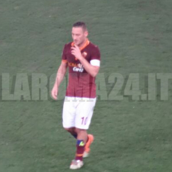 totti-tutta_figura_esce