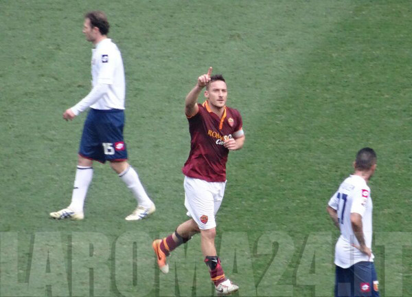 totti_esultanza_indica_roma_genoa_120114