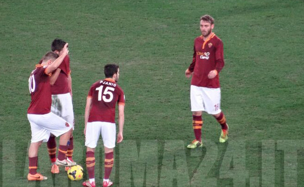 totti_pjanic_ddr_battuta_punizione