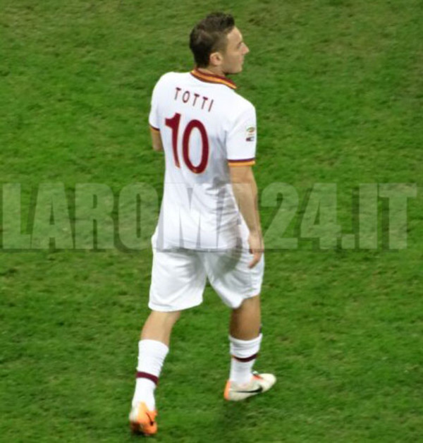 totti_tutta_figura_spalle_bianco